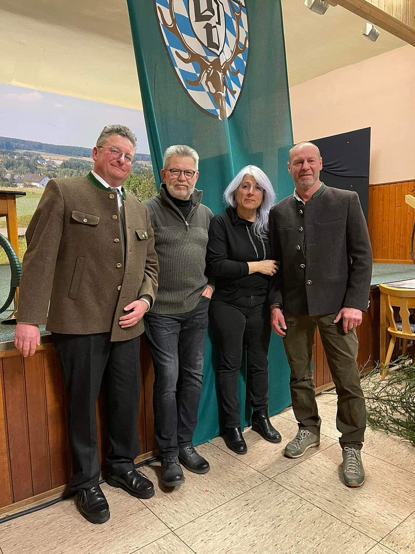 Vorstand des Jagdvereins,
Von links nach rechts,
Max Rübig, Uli Stöhr, Ruth Richter, Thomas Baumann